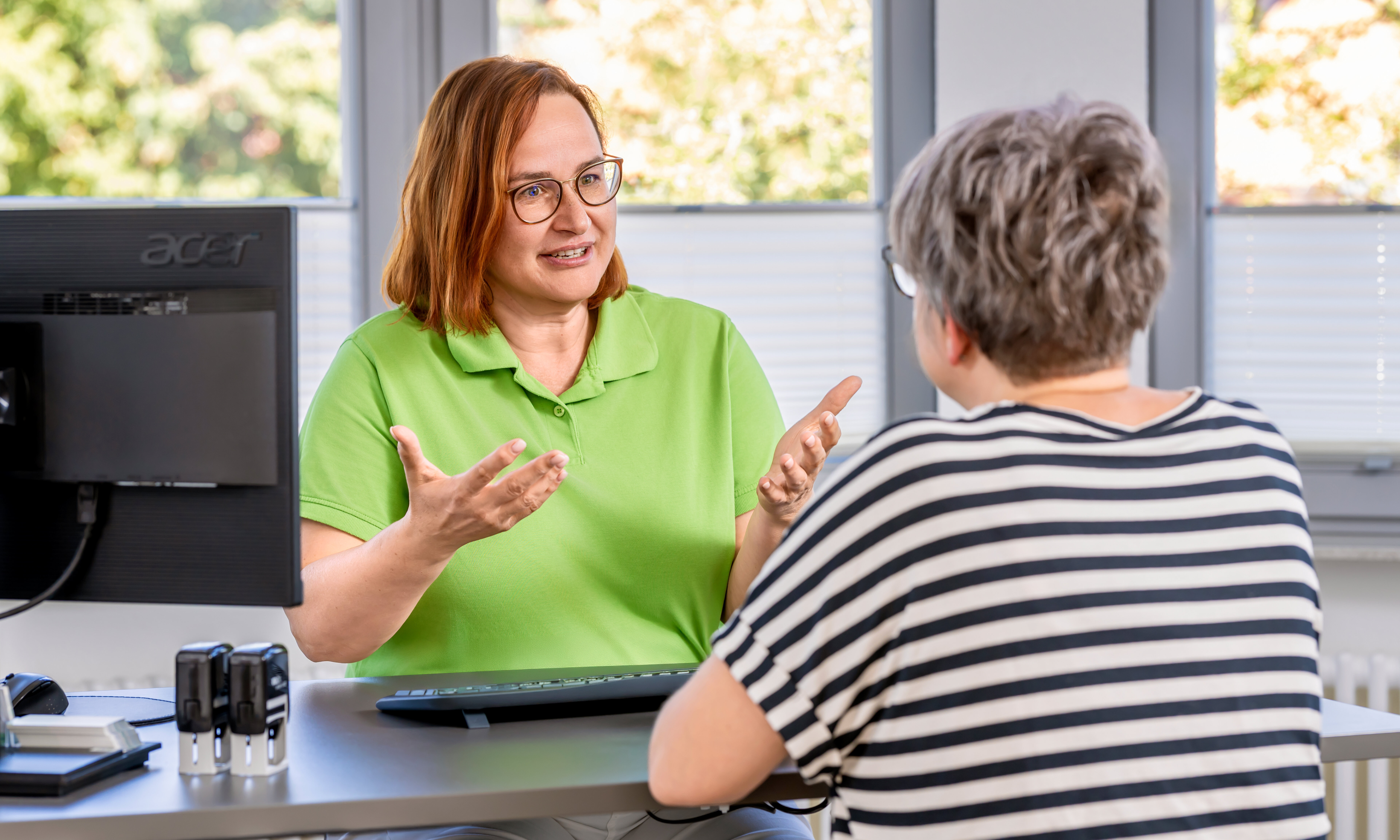 Fr. Schmidt im Gespräch mit Patientin