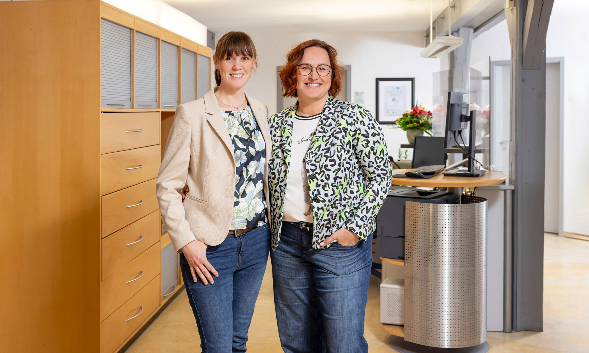 Frau Weltz und Frau Schmidt Arm in Arm