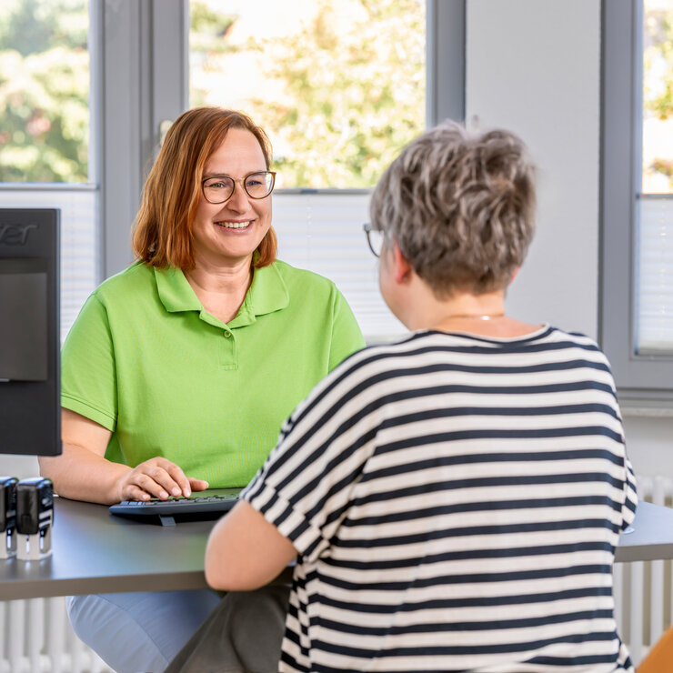 Fr. Schmidt im Gespräch mit Patientin