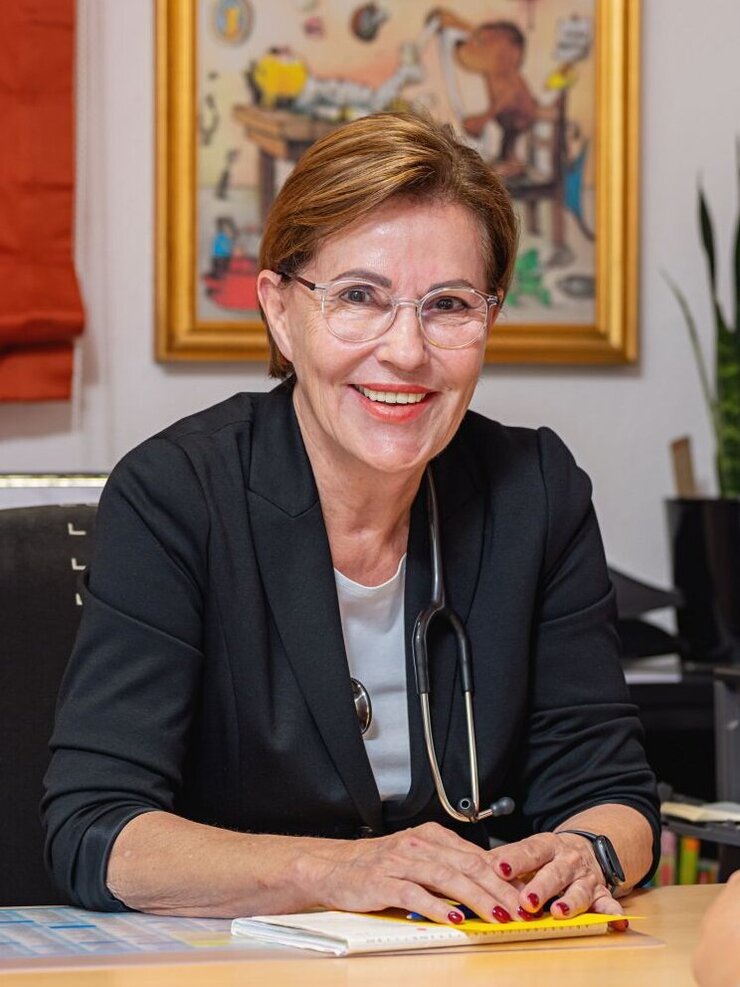 Frau Dr. Knoll