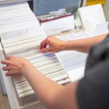 Registratur mit Fingern