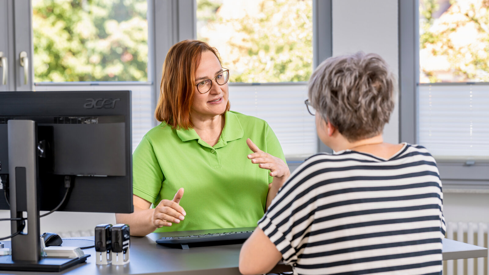 Fr. Schmidt im Gespräch mit Patientin